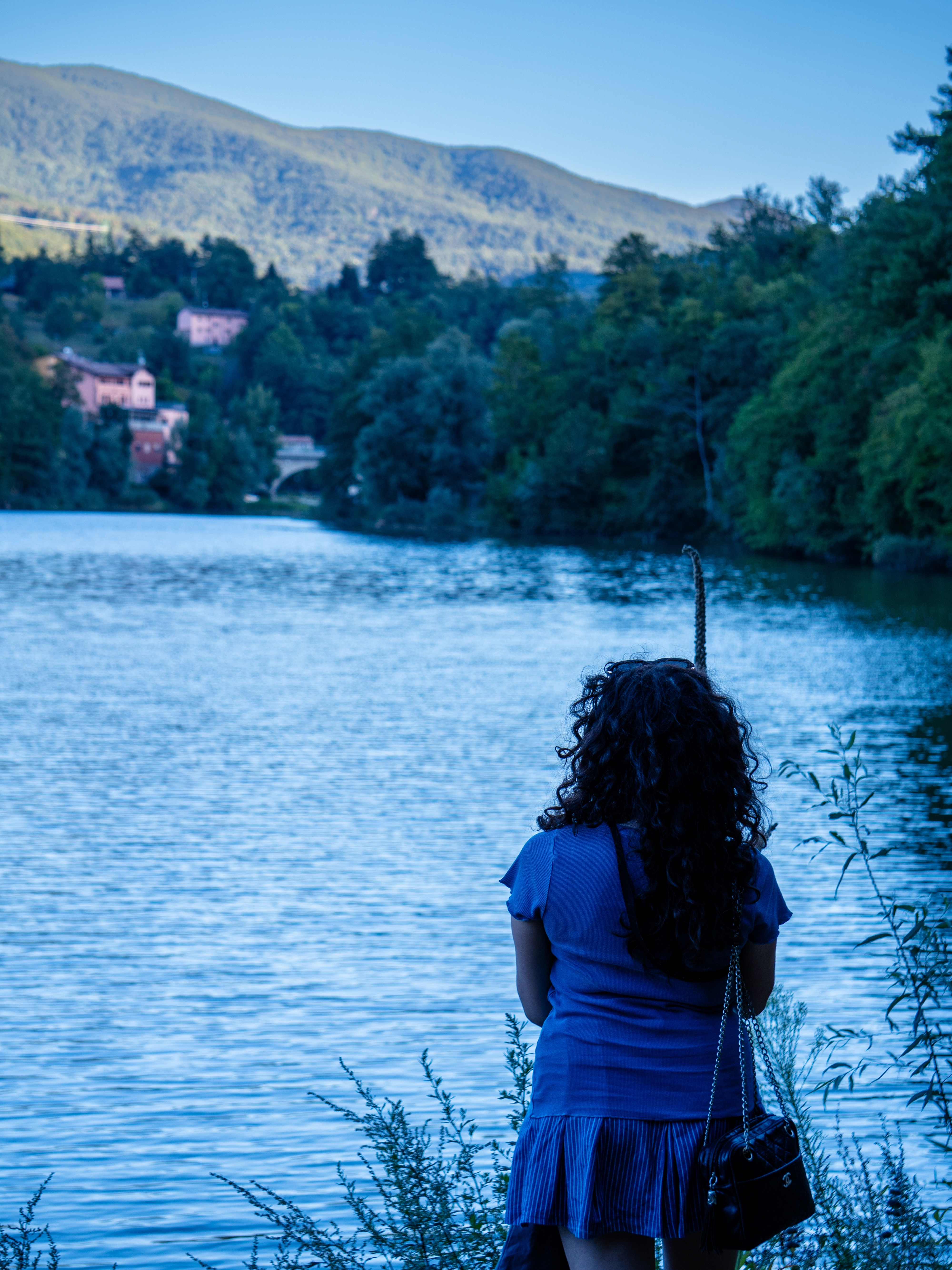 Ragazza con vestito blu