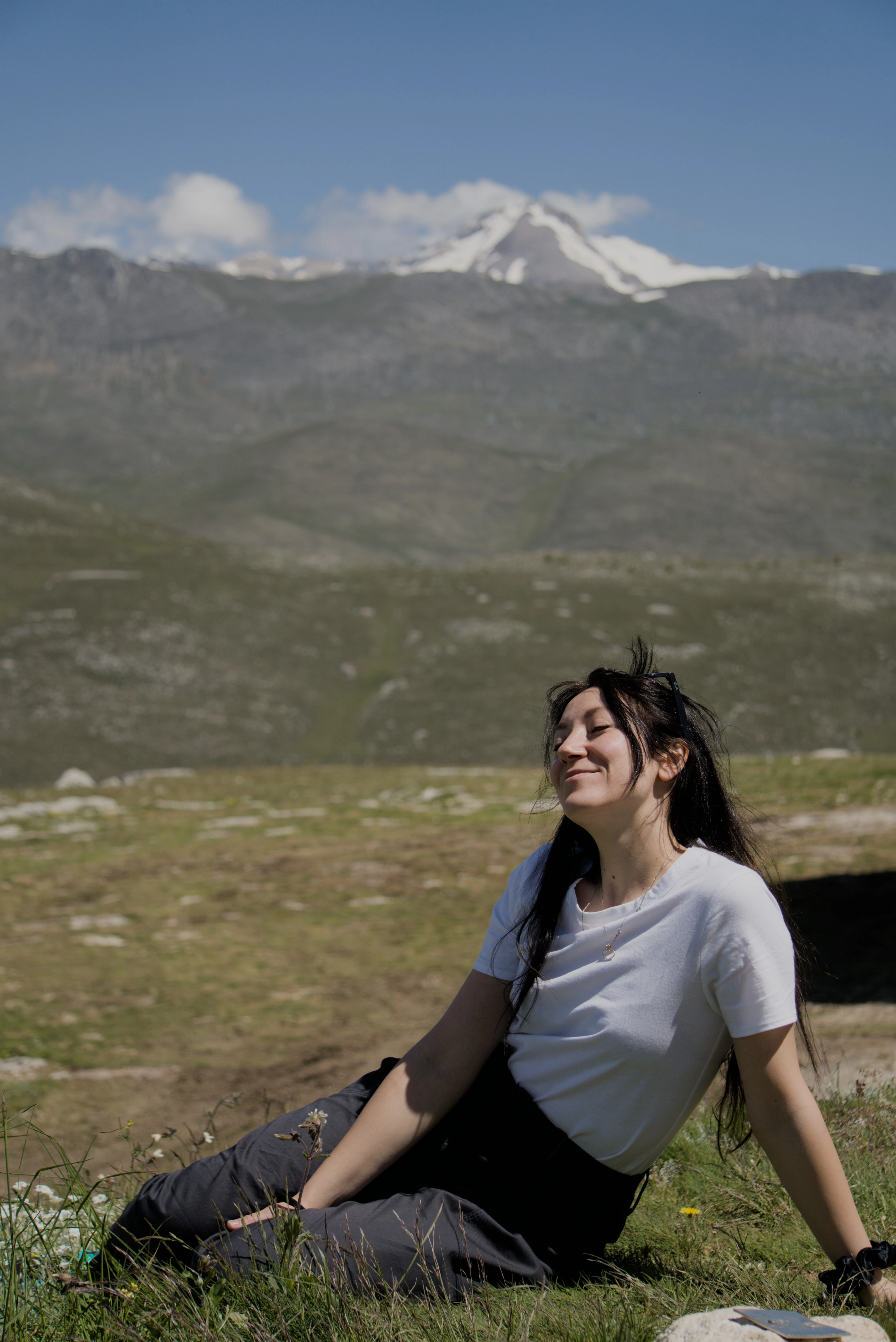 Ragazza tra le montagne