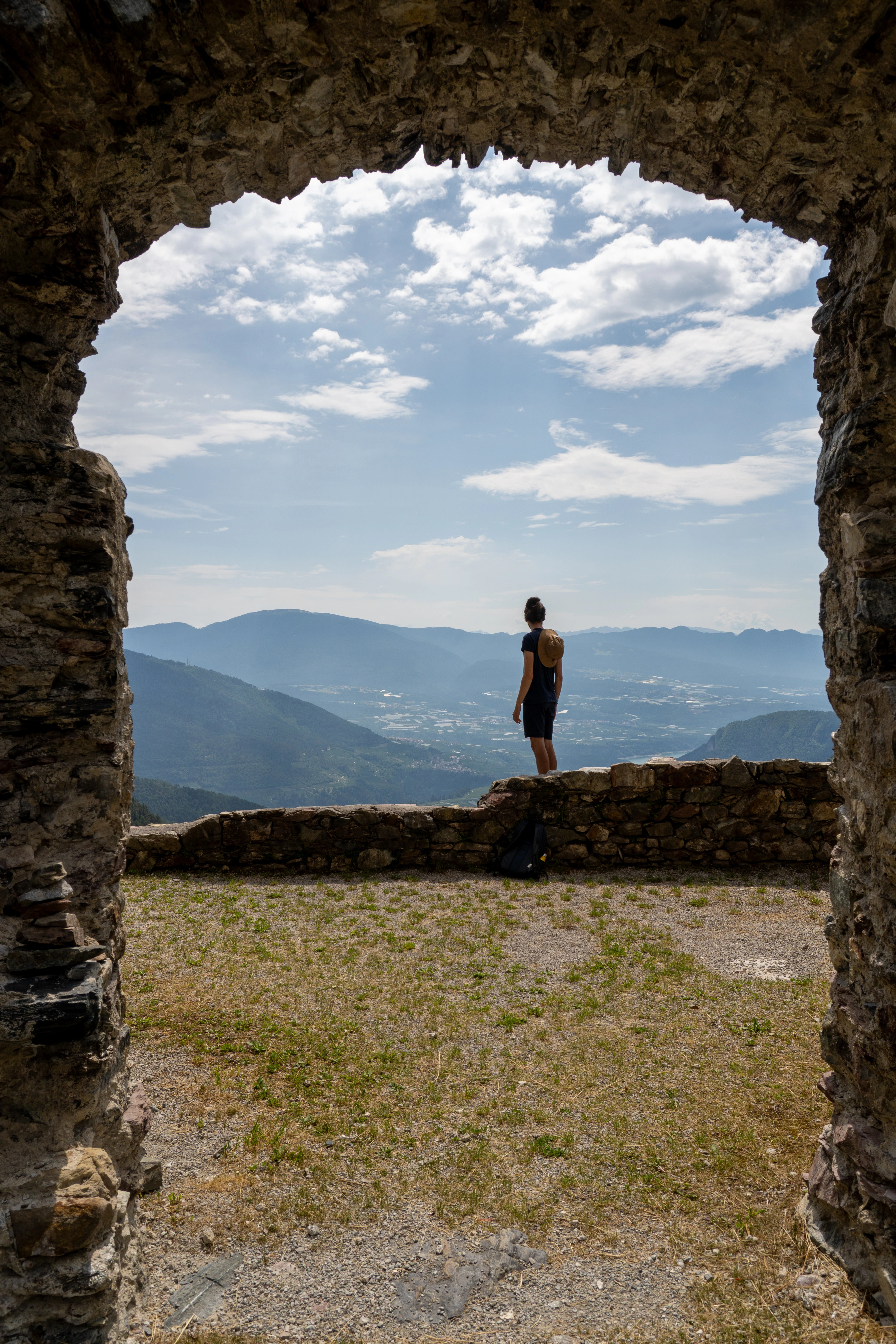 Ragazzo tra le montagne